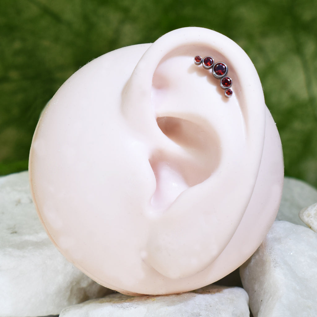 PIERCING LABRET CLÚSTER BRILLOS ROJOS