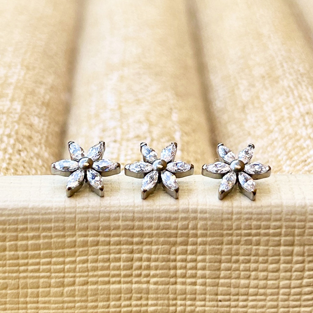 Piercing Flor Circones Blancos