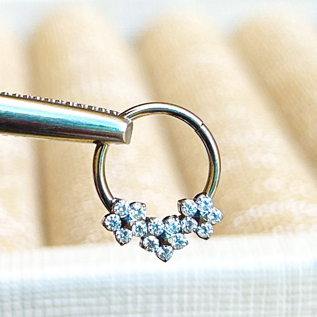 PIERCING ARO TRES FLORES