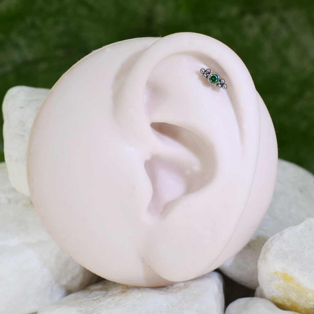 PIERCING LABRET BRILLO VERDE REDONDO CON ORNAMENTOS