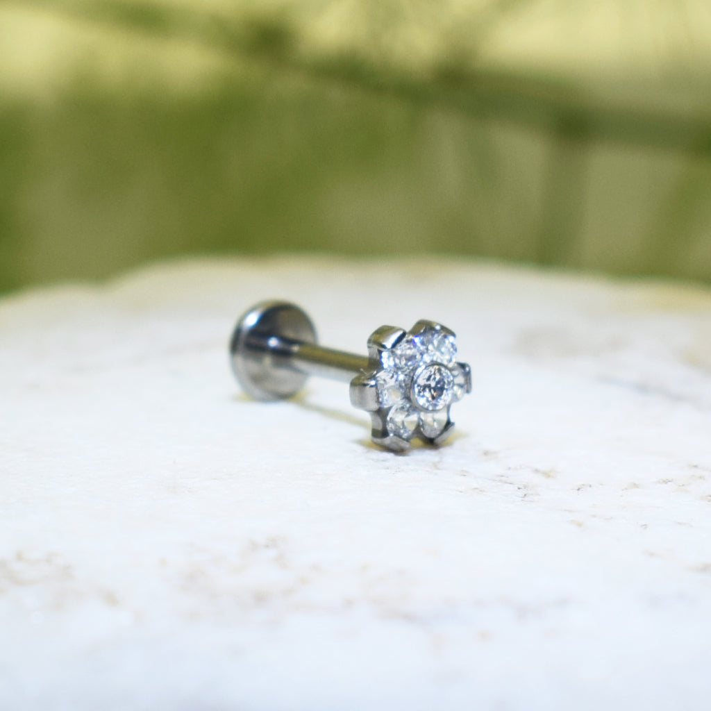 PIERCING LABRET FLOR BRILLO BLANCA