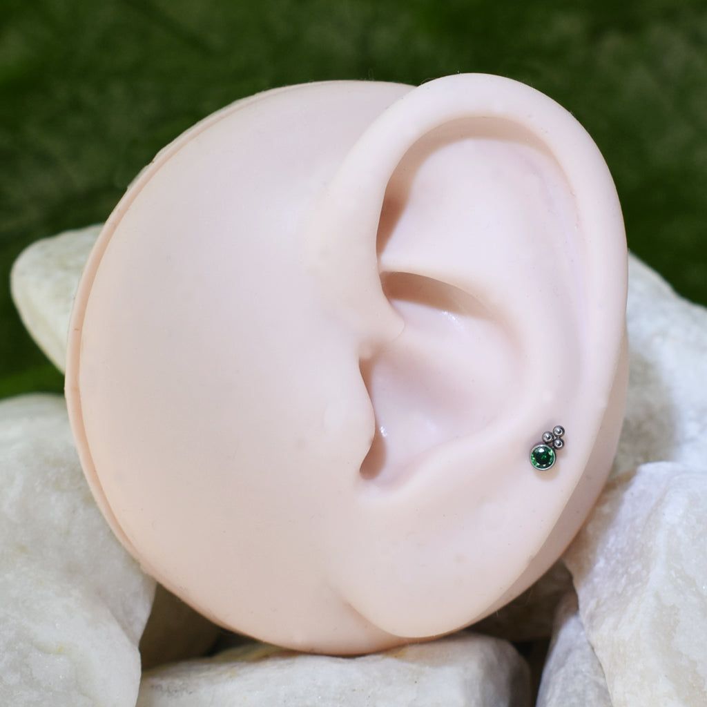 PIERCING LABRET BRILLO VERDE REDONDO CON ORNAMENTOS