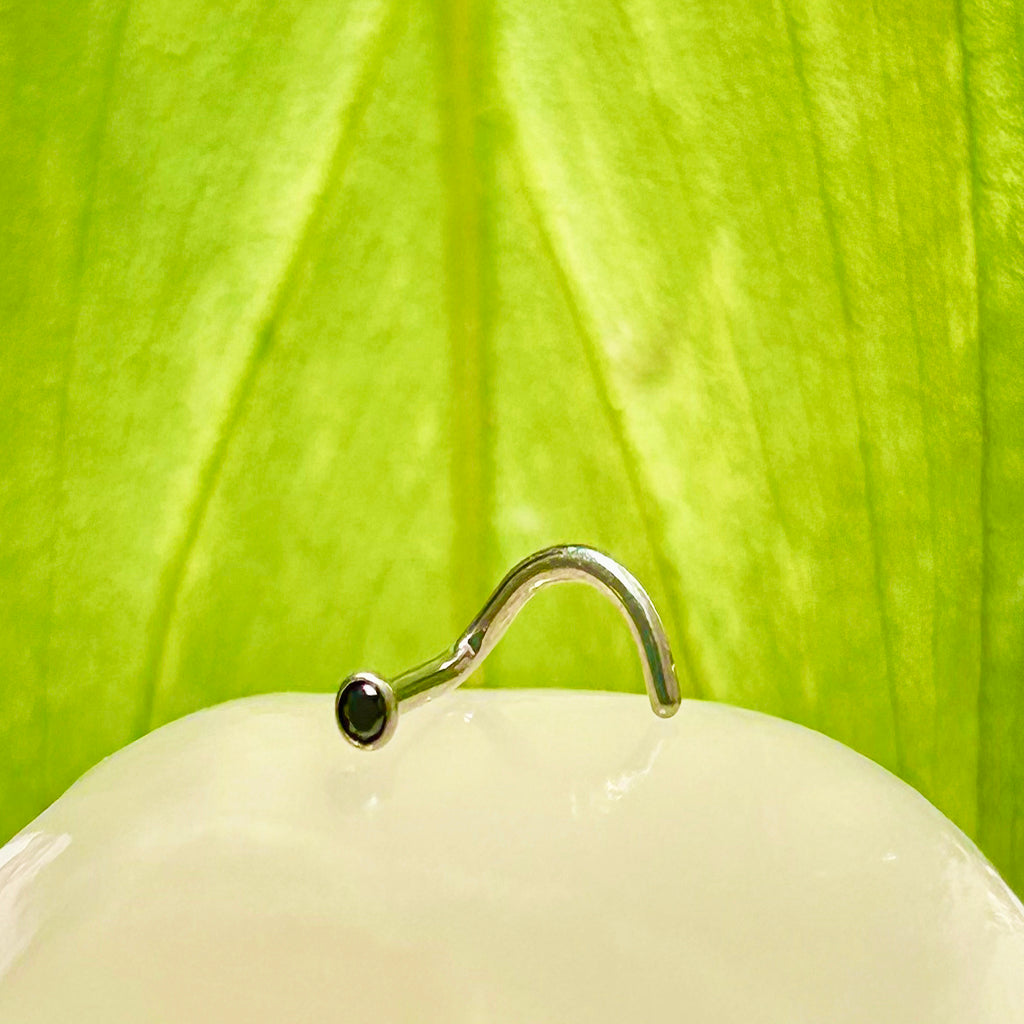 Piercing para nostril con onix negro.