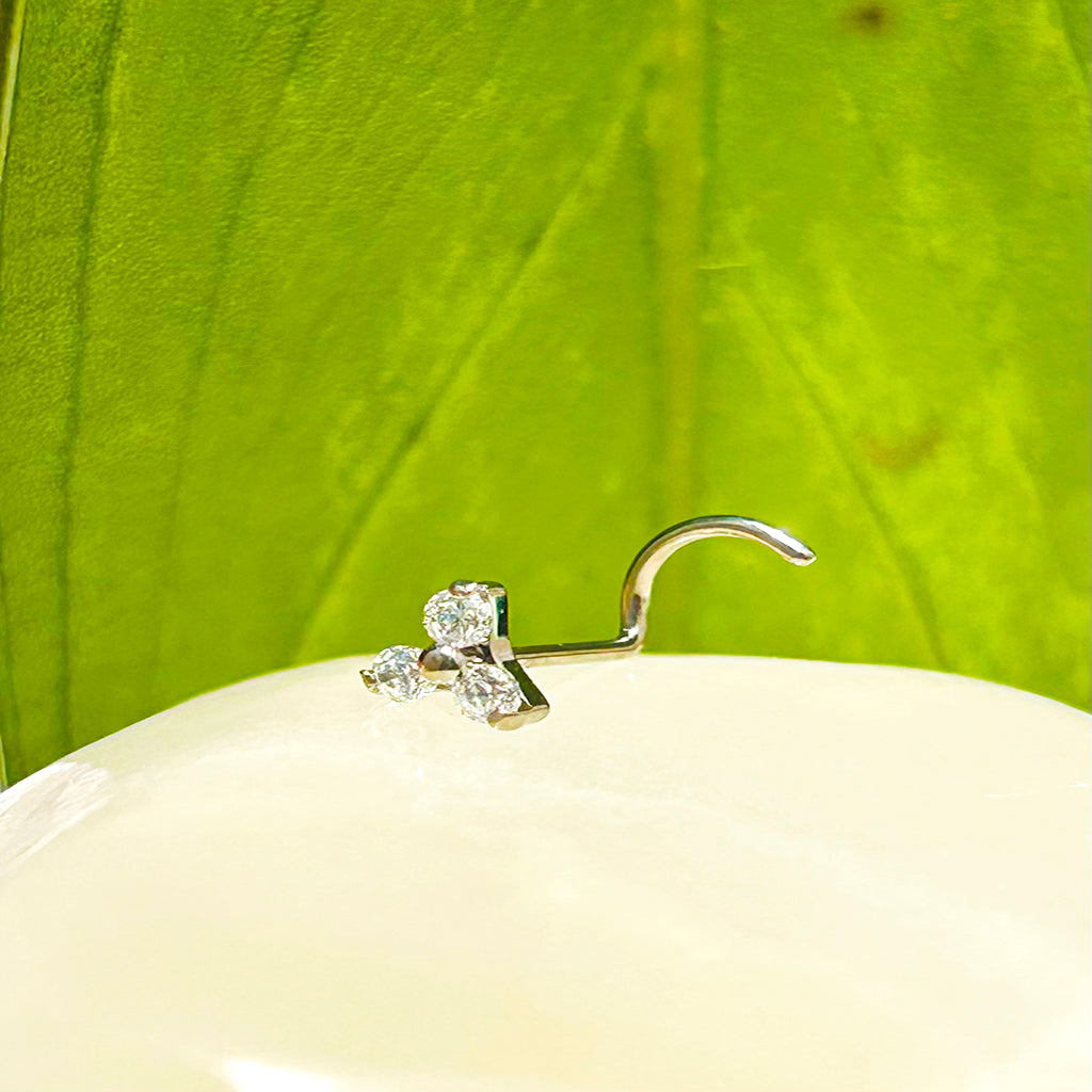 Piercing trinity con zircones blancos para nostril.