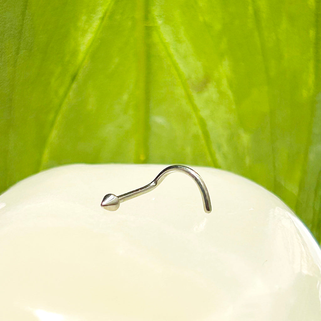 Piercing en punta para nostril.