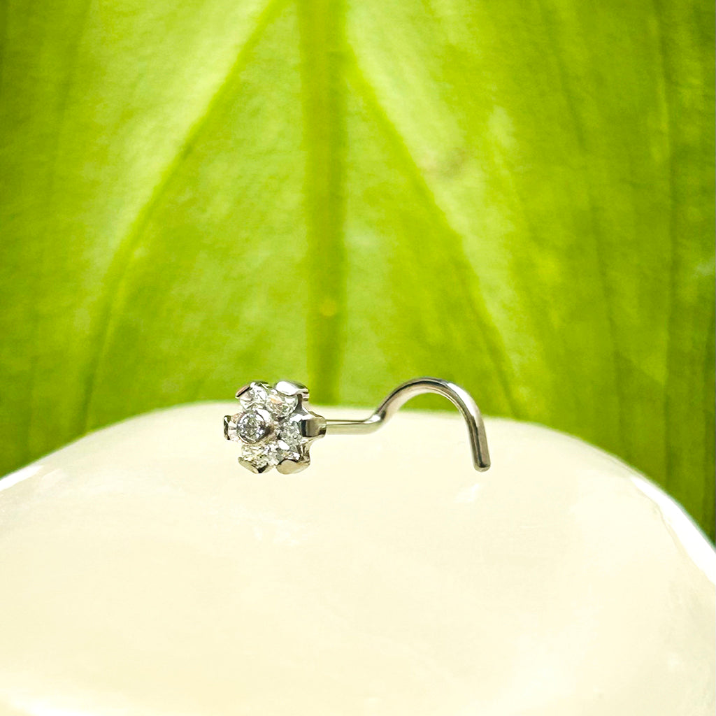 Piercing en forma de flor para nostril.