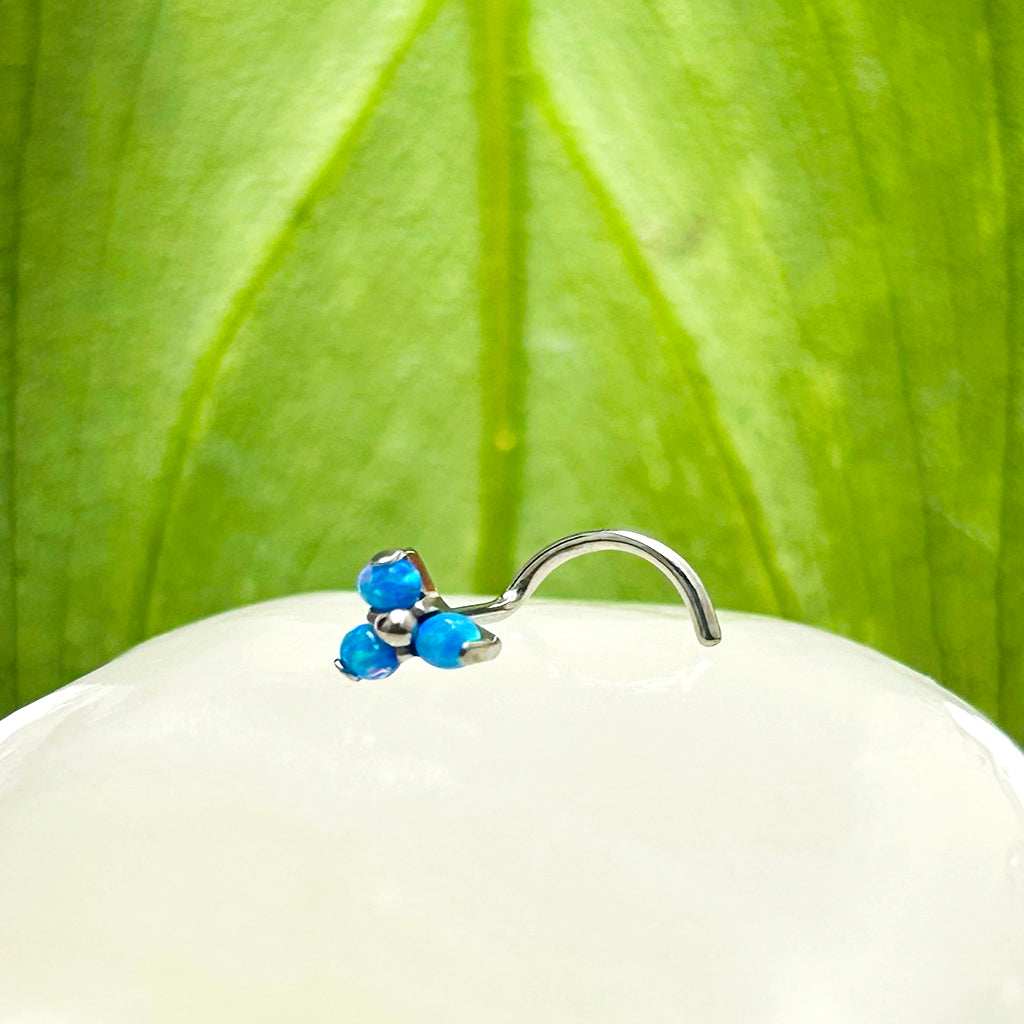 Piercing trinity con opalos sintéticos para nostril.