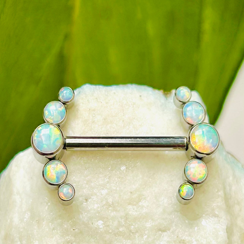 Piercings para pezón con ópalos sintéticos blancos.
