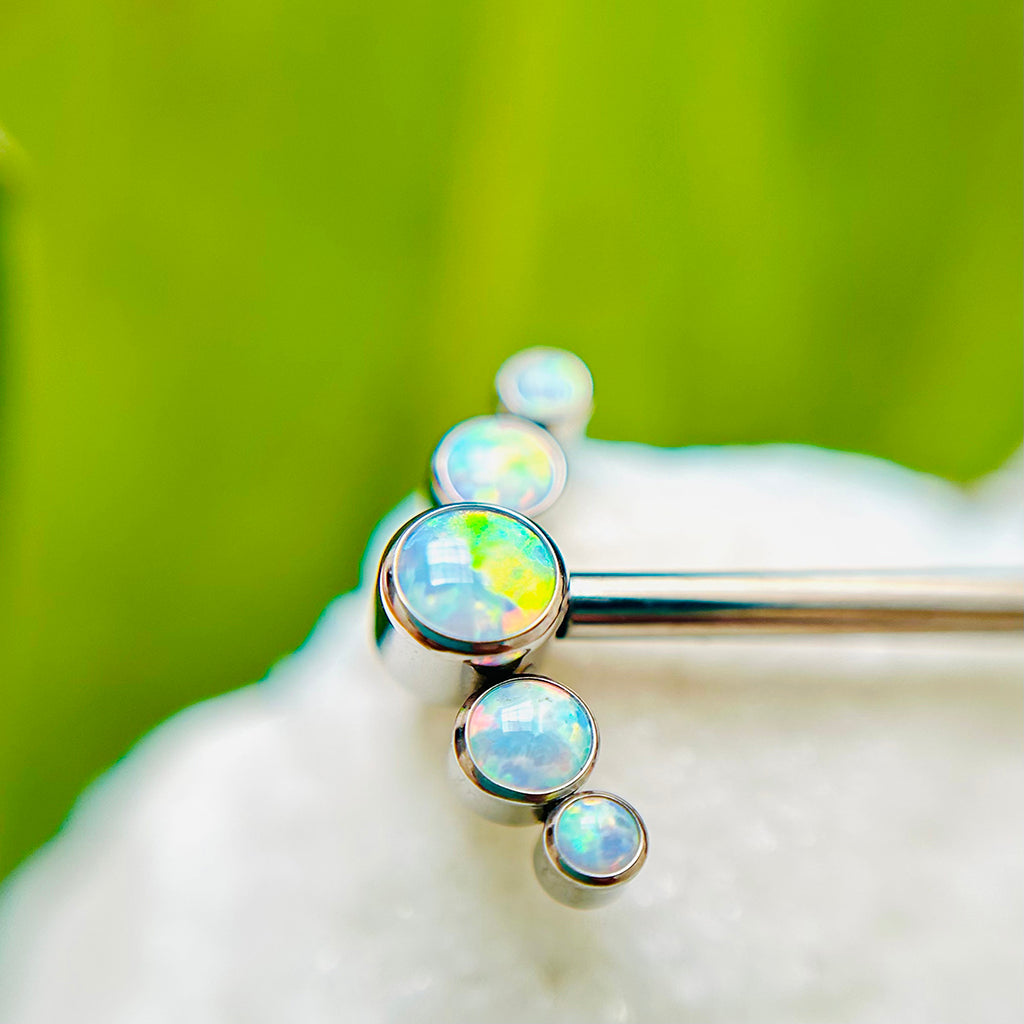 Piercings para pezón con ópalos sintéticos blancos.