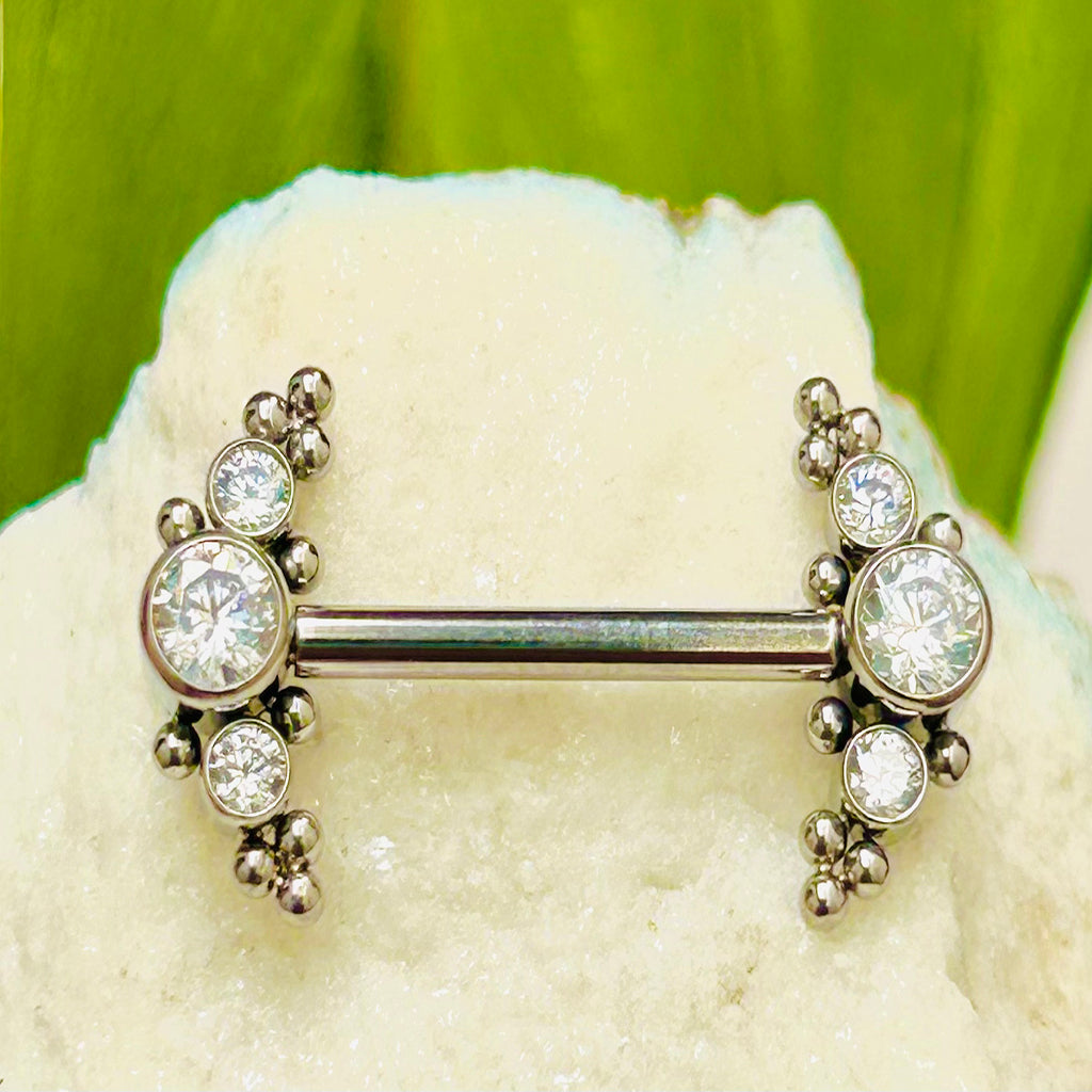 Piercing para pezón con ornamentos y zircones.