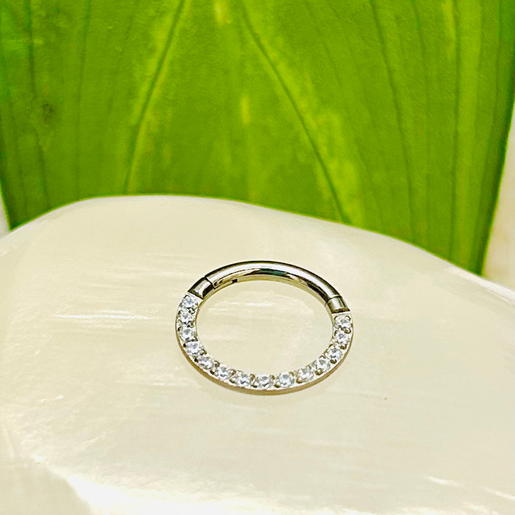 Piercing aro clicker PLATEADO con zircones blancos.
