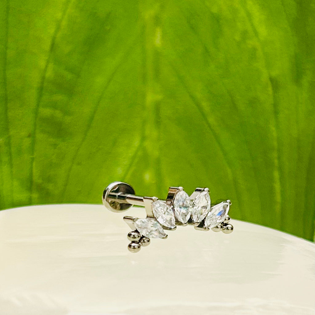 Piercing cluster con circones blancos y ornamentos