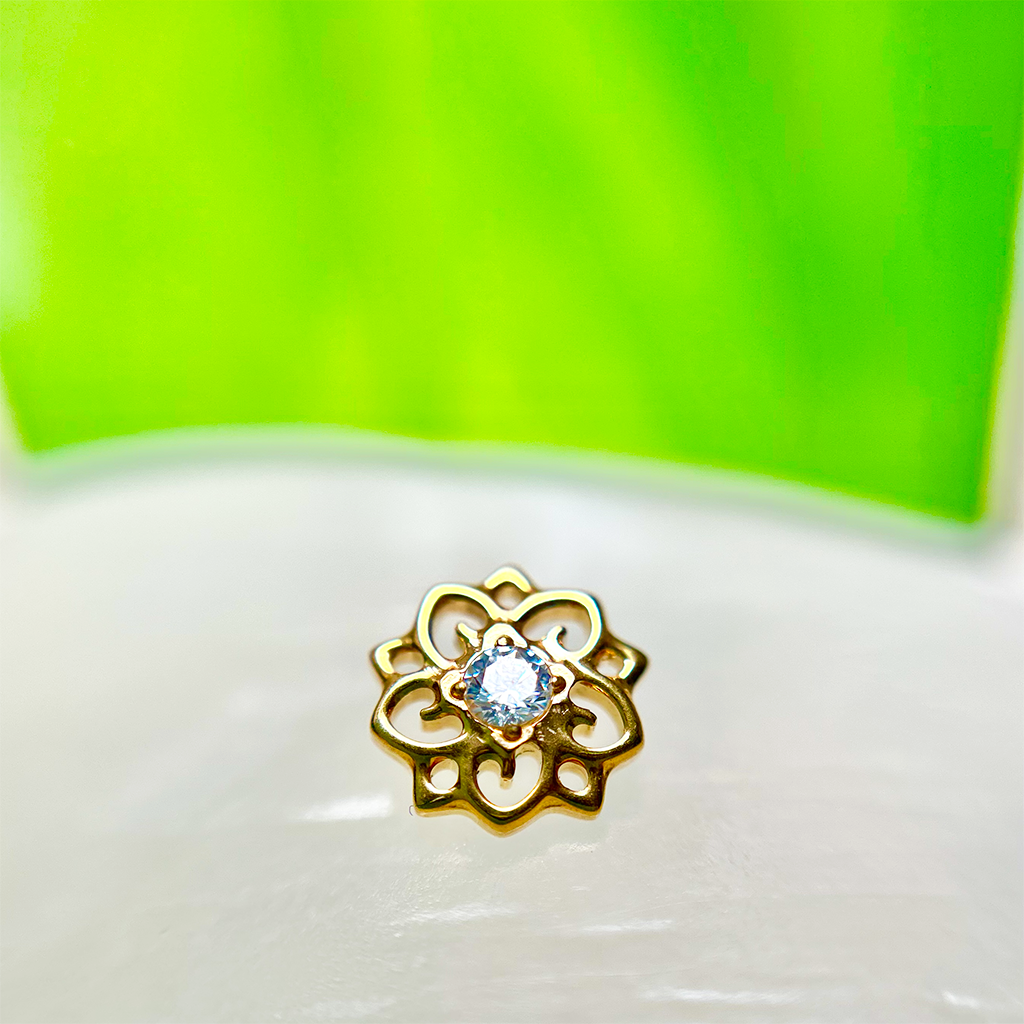 Piercing Flor Ornamental Con Circón Blanco
