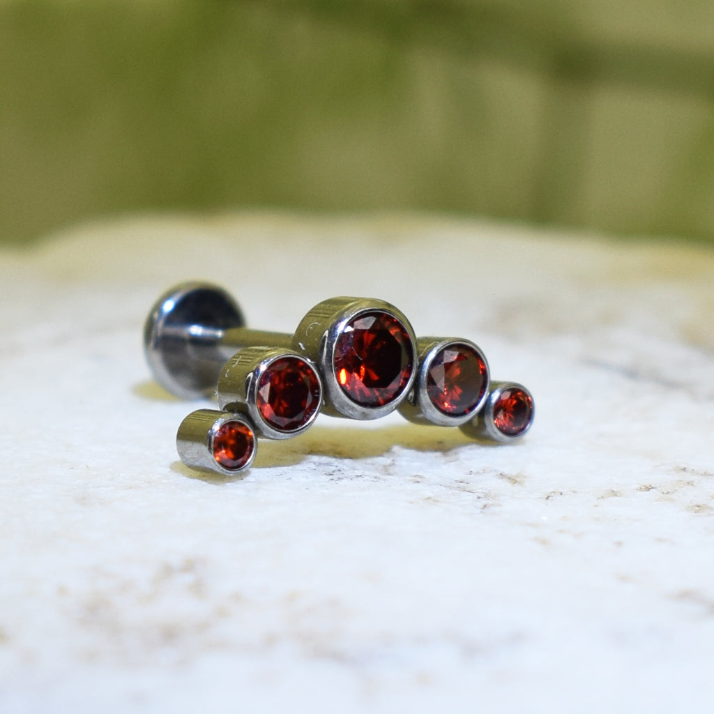 PIERCING LABRET CLÚSTER BRILLOS ROJOS