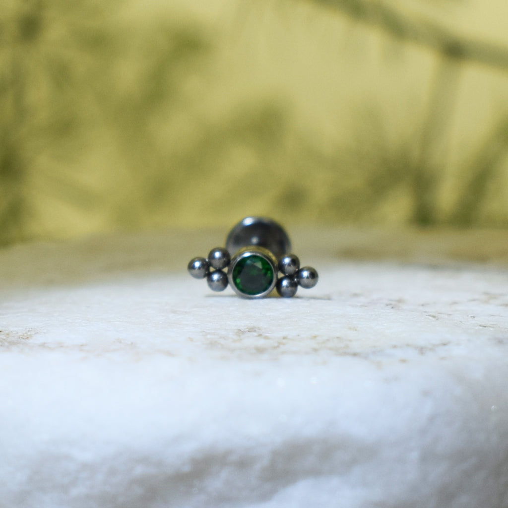 PIERCING LABRET BRILLO VERDE REDONDO CON ORNAMENTOS
