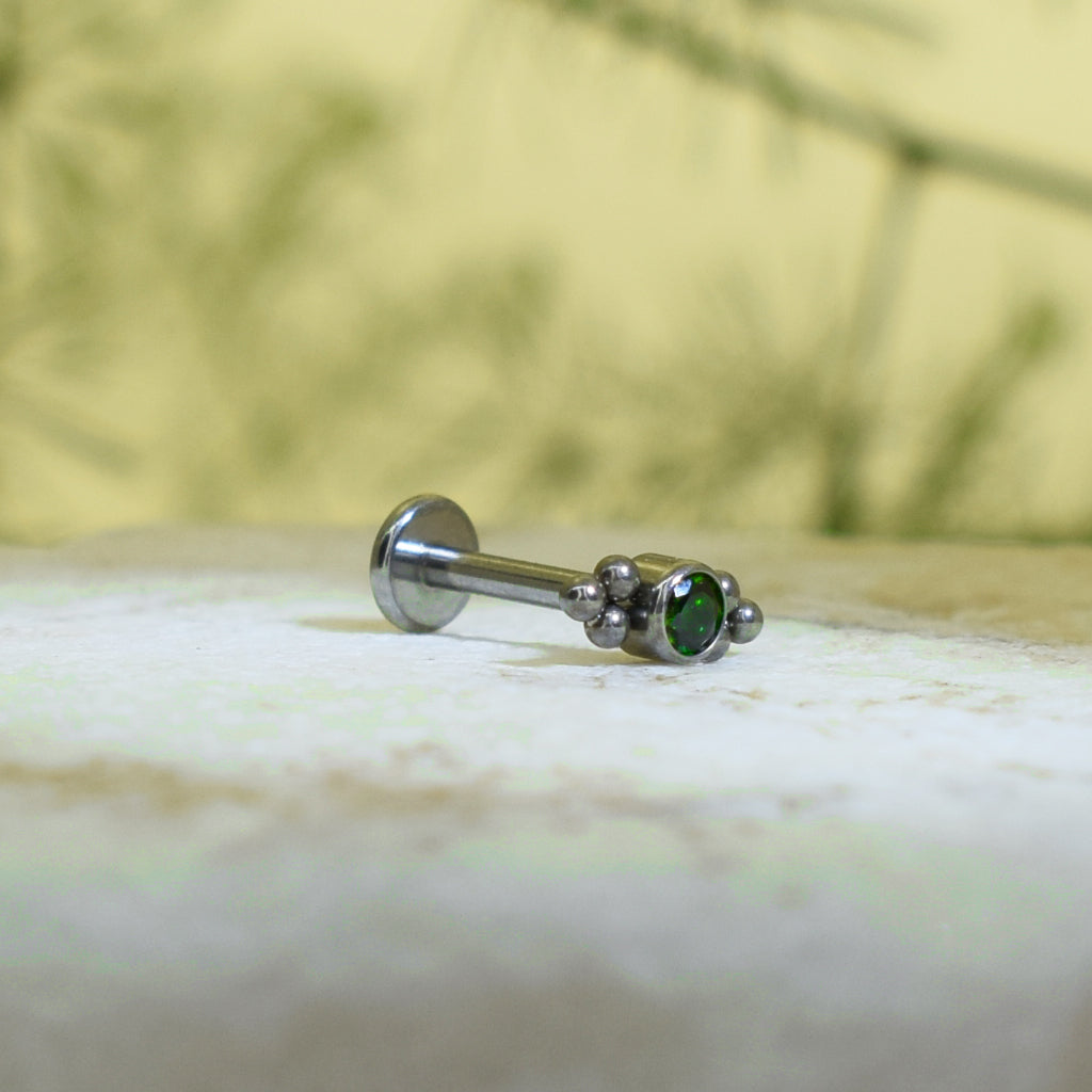 PIERCING LABRET BRILLO VERDE REDONDO CON ORNAMENTOS