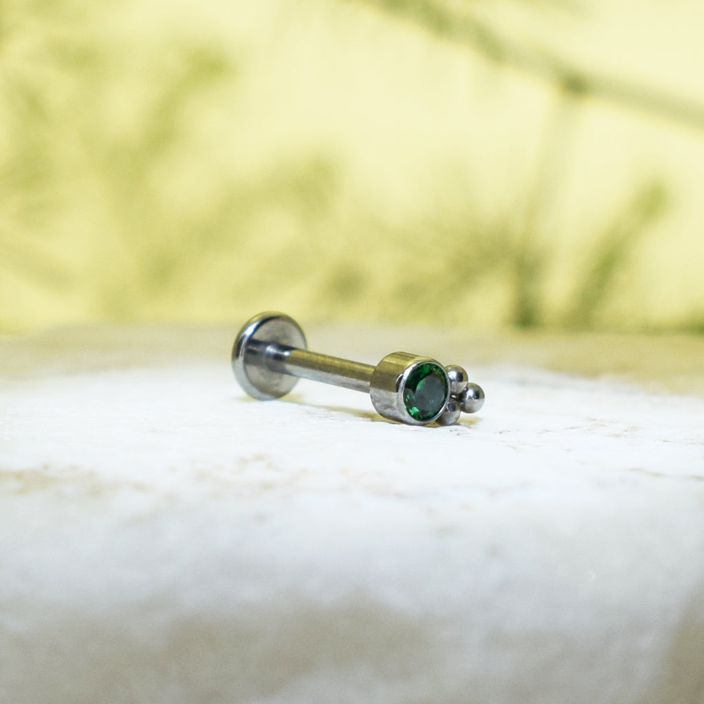 PIERCING LABRET BRILLO VERDE REDONDO CON ORNAMENTOS