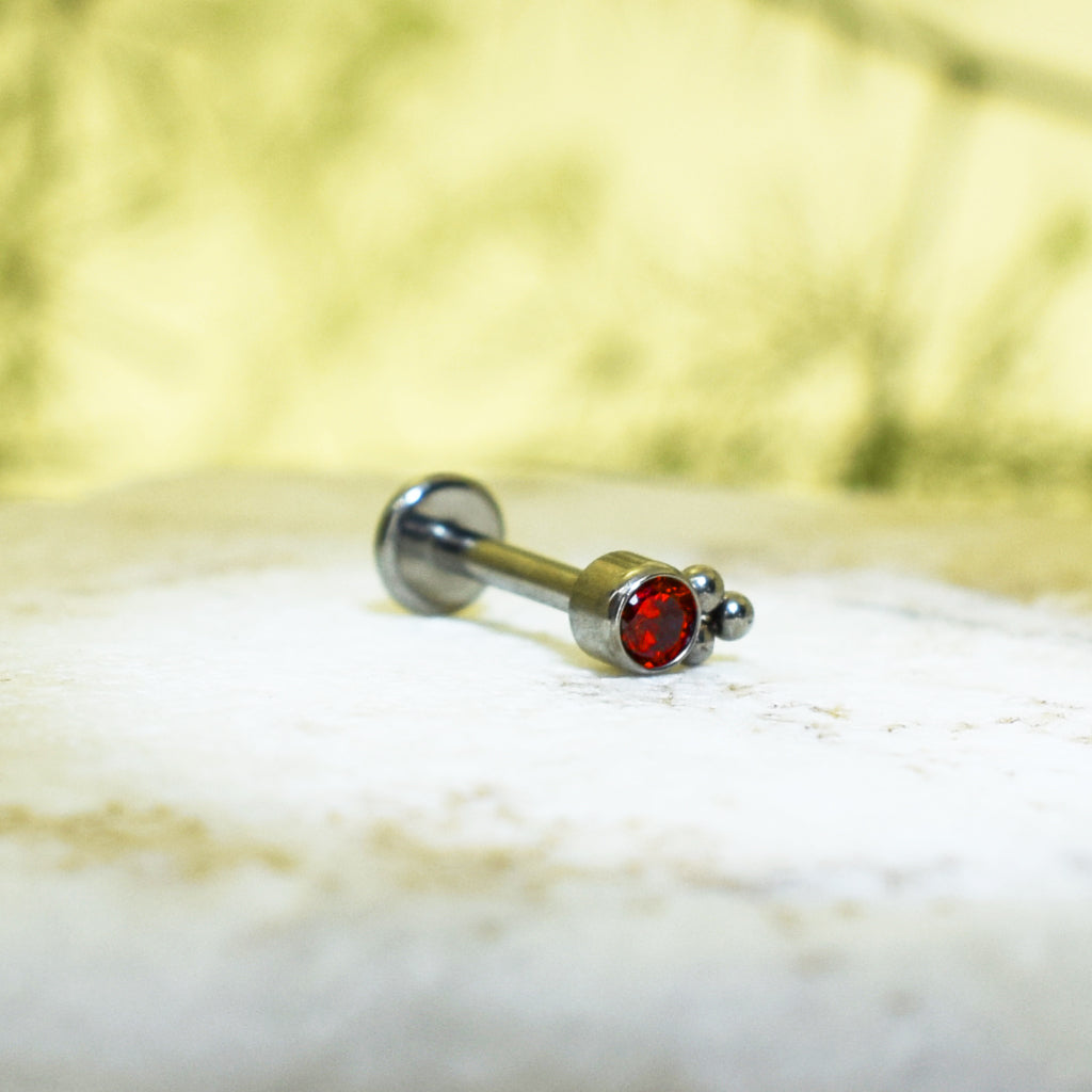 PIERCING LABRET BRILLO ROJO REDONDO ORNAMENTOS