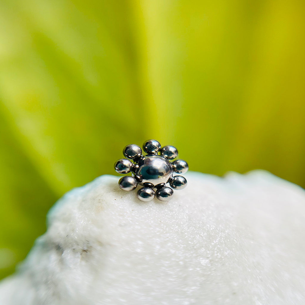 Piercing ornamental en forma de flor