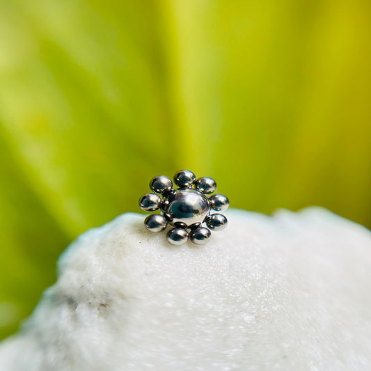 Piercing ornamental en forma de flor
