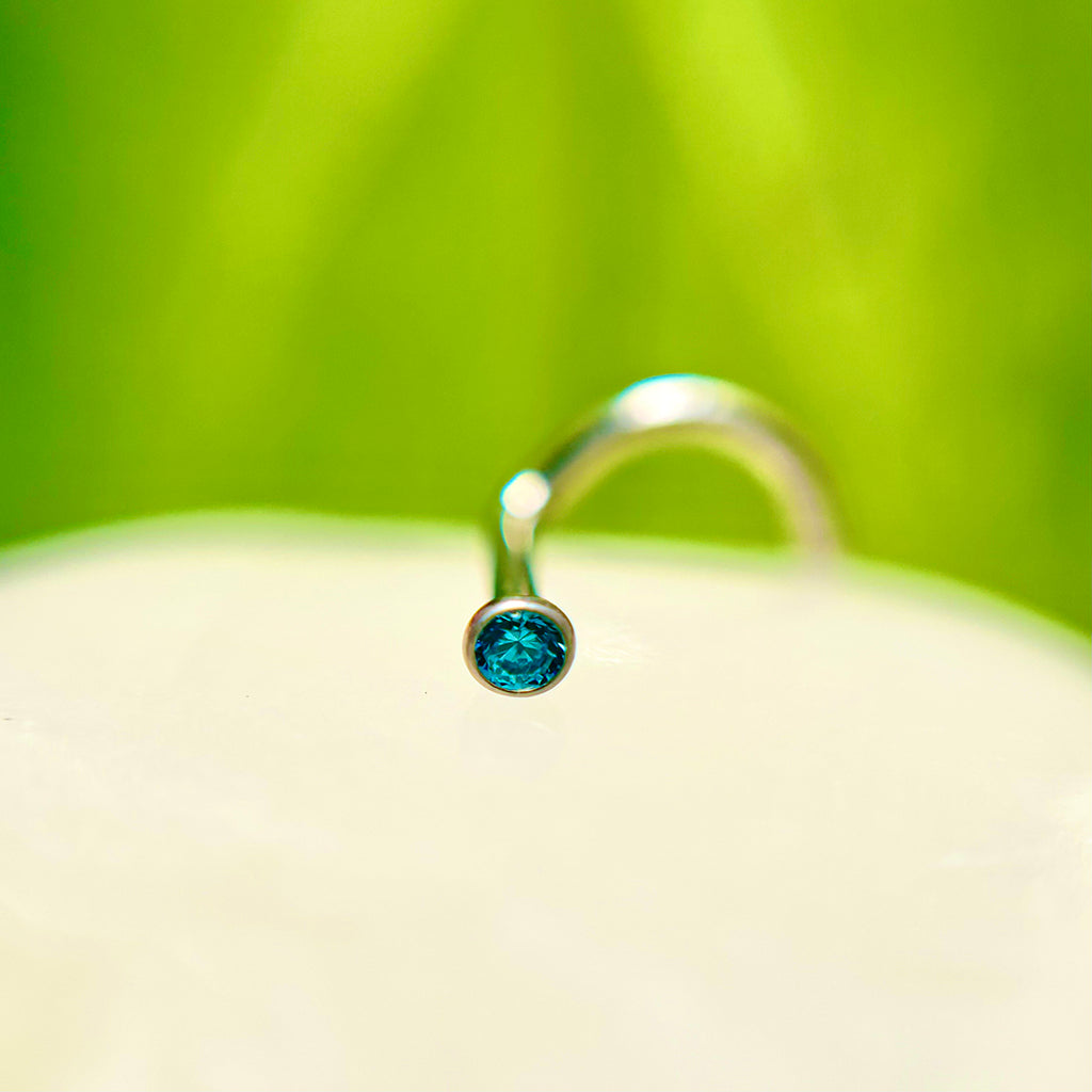Piercing para nostril con zircón azul.