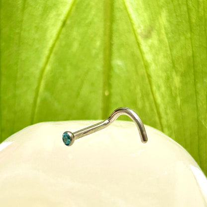 Piercing para nostril con zircón azul.