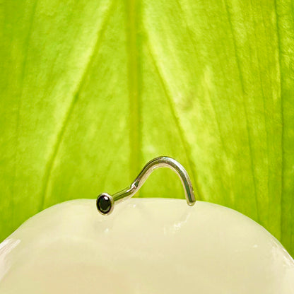 Piercing para nostril con onix negro.