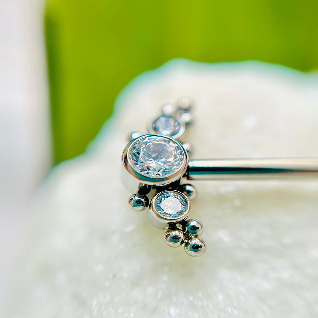 Piercing para pezón con ornamentos y zircones.