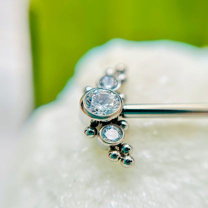 Piercing para pezón con ornamentos y zircones.