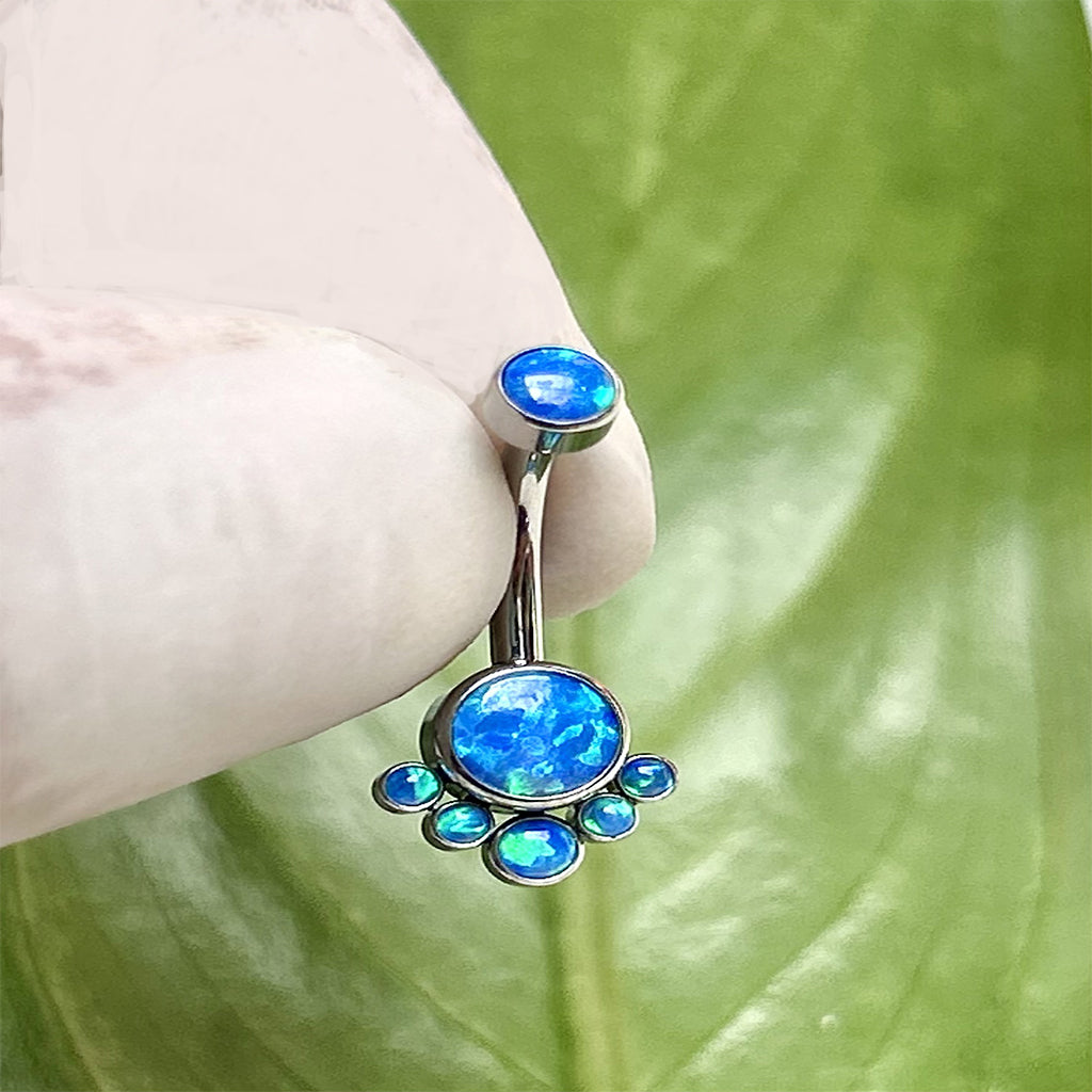 Piercing para ombligo con ópalos sintéticos.
